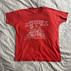 Vintage T-Shirt Röd m. print - Go t-shirt, urtvättad men i gott skick, skön som tusan. Står ingen storlek i men sitter som M.