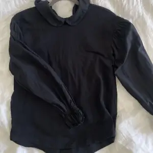 En svart unik tröja köpt från Zara i storlek S. Tröjan är i mycket bra skick.