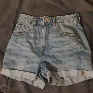 Ett par fett snygga jeans shorts ifrån H&M's märke Divided, helt i nyskick endast provade, säljer dom eftersom ja tycker dom va alldeles för stora på mig💕