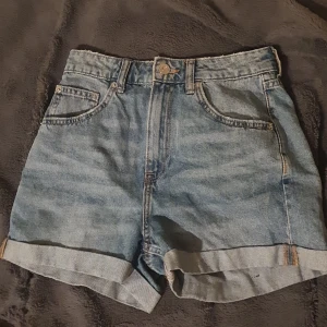 Ljusblåa jeans shorts - Ett par fett snygga jeans shorts ifrån H&M's märke Divided, helt i nyskick endast provade, säljer dom eftersom ja tycker dom va alldeles för stora på mig💕