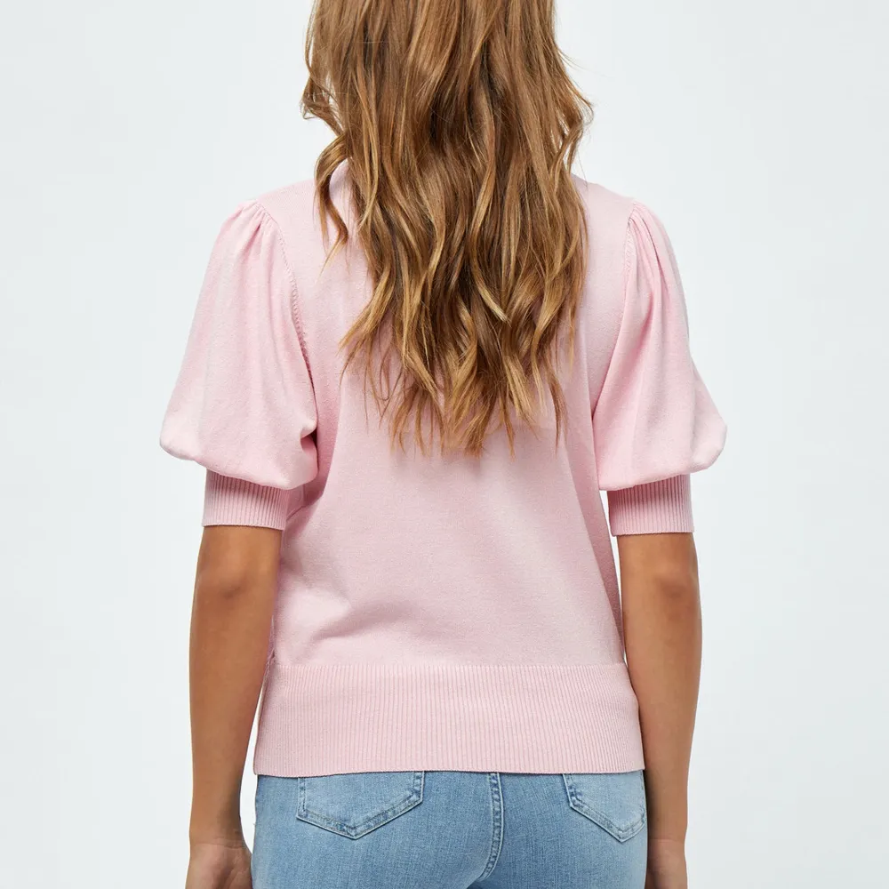 Säljer min rosa T-shirt från boozt för att den aldrig kommer till användning. Helt oanvänd. Säljs för 500kr, nypris 650kr. Pris kan diskuteras. T-shirts.