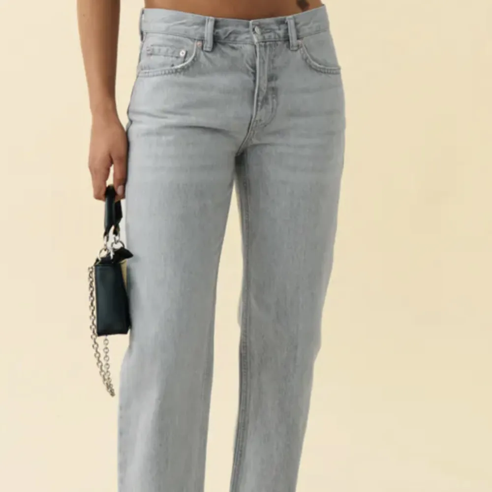 De perfekta lågmidjade raka jeansen från Gina Tricot som tyvärr har blivit för små. . Jeans & Byxor.