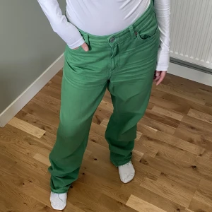 Gröna baggy jeans - Skiiit coola baggy jeans från monki som går ända ner till hälar o är 165cm. Är egentligen lite highwaist men är oversized på bilden så det blir lowwaist, inga deffekter!! Tryck gärna på köp nu❤️
