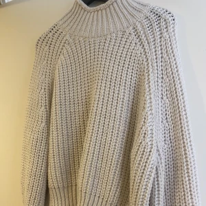 Vit stickad tröja  - En tjockare vit tröja från HM ☁️ Den har typ en polokrage som inte är så tajt, den är varm o perfekt att ha en sommarkväll när det är lite kyligt ☀️💖