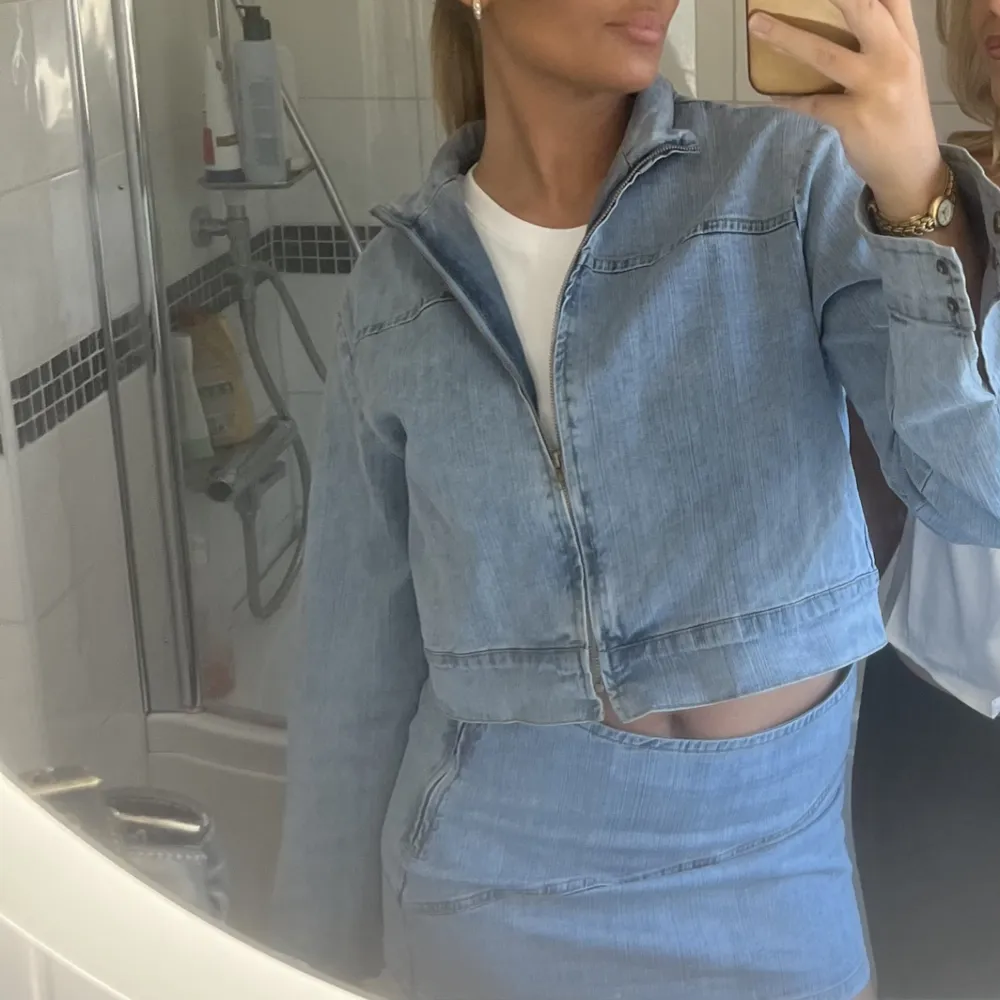 Säljer detta slutsålda denim set från tigermist. Köpte dubbletter i olika storlekar så det som sälj har aldrig använts! Jacka - Storlek L Kjol - XL (sitter som m-l) Mitt absoluta go to plagg för festligheter, även det mest bekväma settet någonsin!! . Kjolar.