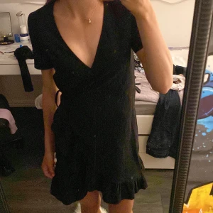 Volangklänning - Klänning från vero moda som aldrig är använd, ändast testad på💕 nypris 400 kr!