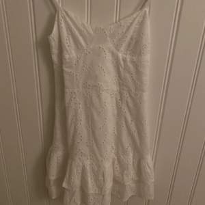 Säljer denna super fina sommar klänningen från zalando! Endast använd en gång och säljer pågrund av att den är för kort för mig.🥰🥰