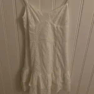 Säljer denna super fina sommar klänningen från zalando! Endast använd en gång och säljer pågrund av att den är för kort för mig.🥰🥰
