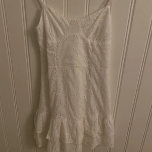 Super fin sommar klänning😍😍 - Säljer denna super fina sommar klänningen från zalando! Endast använd en gång och säljer pågrund av att den är för kort för mig.🥰🥰