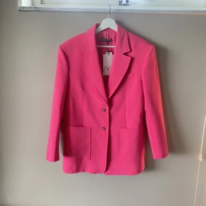 Rosa blazer  - ALDRIG ANVÄND!!! Rosa blazer från zara, ordinarie pris 859:-