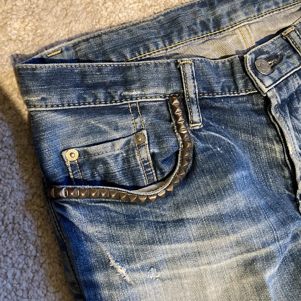 Säljer dessa coola hysteric glamour jeansen då dem tyvärr är får små för mig. Använda men inga skador på jeansen. Köpt här på plick . Jeans & Byxor.