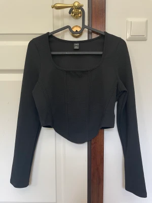 Svart topp - Snygg svart topp som aldrig använts, den sitter snyggt men känns lite tajt på mig i armhålorna, är från petite collection.