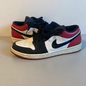 Ett par sjukt snygga Jordan 1 Black toes. Köpta på plug me pleas.  Nypris: 4800 kr 