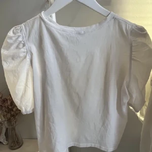 Volang tröja😻 - Säljer denna super fina volang tröjan😻 Den är jätte fin men säljs pga att det är för stor för mig👍🏻 super bra skick och passar till ett par jeans eller några shorts!👌🏻