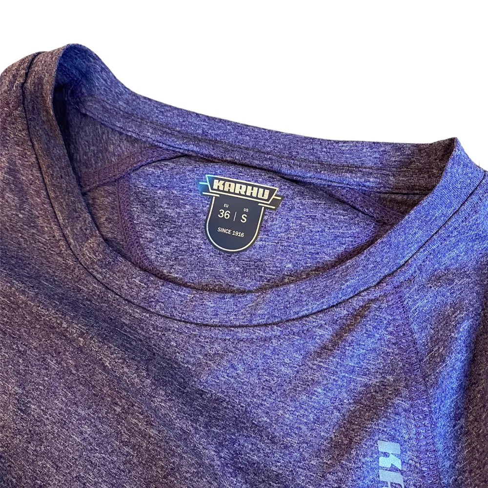 Stretchig lila tröja från märket ”Karhu” i storlek S/36! Använt bara 1 gång.. T-shirts.