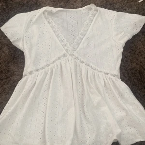 Vit blus!  - Jättefin vit blus! 