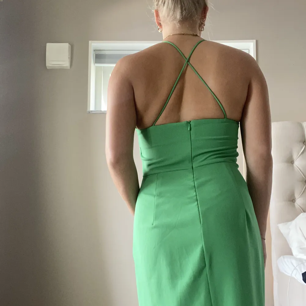 ALDRIG ANVÄND!! En härligt grön klänning från zara i storlek L, men är liten i storleken så passar mig perfekt. En slits som går lagom långt upp och korsade band i ryggen. . Klänningar.