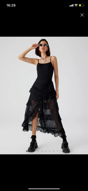 Klänning - Svart klänning i mesh liknande material från Cider. Tyvärr för stor för mig och retur kostar lika mycket som klänningen kostade därför säljer jag den här istället! 400kr inkl frakt! Kan skicka mer bilder i meddelanden