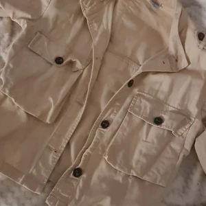 Jacka - Säljer denna beiga jeansjackan med fickor, säljer den för att jag inte får användning för den. Använd fåtal gånger.