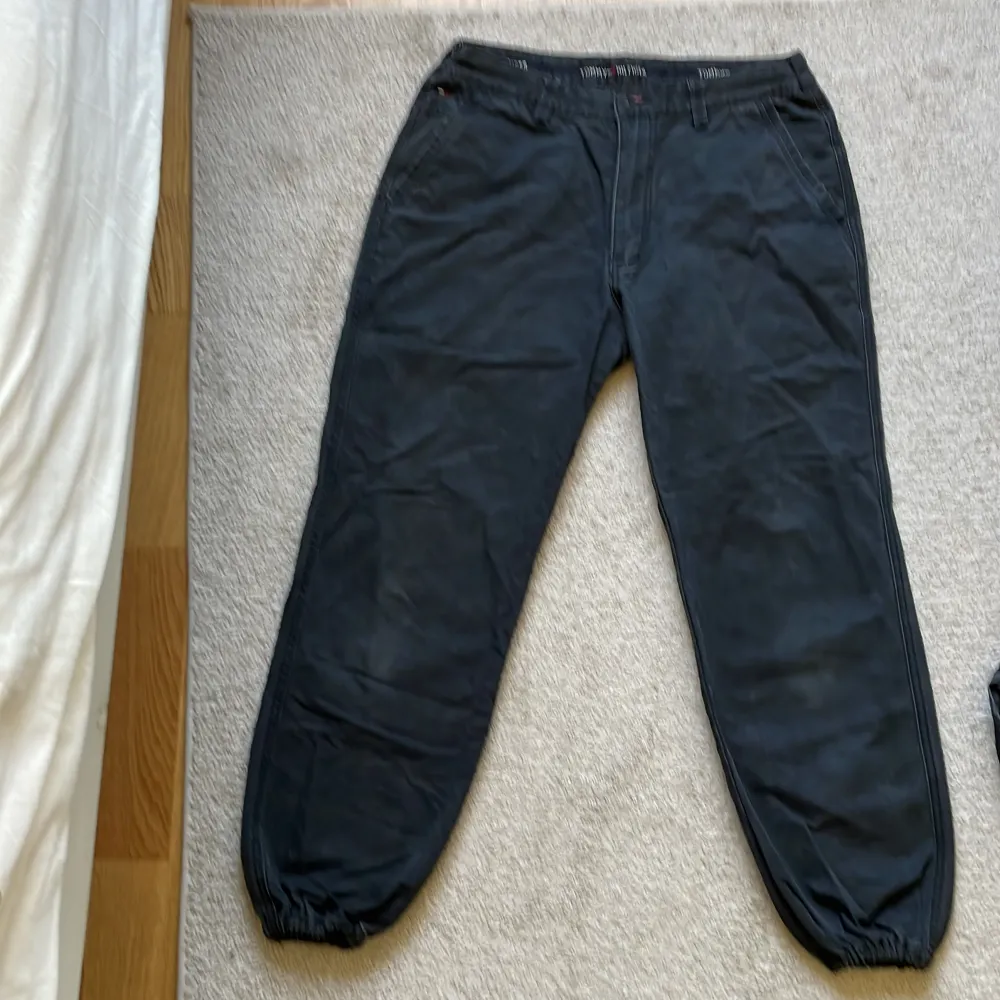 Tommy byxor passar 32 Kan mötas i Stockholm . Farkut & Housut.