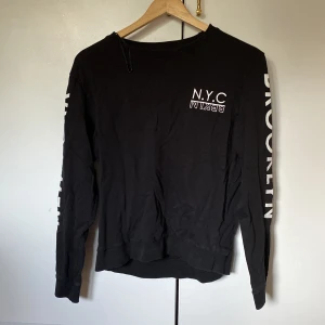 Sweater - Knappt använd tröja från Divided, strl M, ”New York & Brooklyn” på ärmarna. 