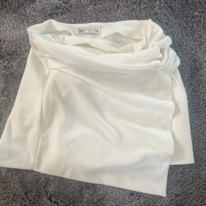 Säljer denna vita kjol ifrån zara som har inbyggda shorts under kjolen i storlek Xs🤍