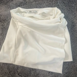 Zara kjol - Säljer denna vita kjol ifrån zara som har inbyggda shorts under kjolen i storlek Xs🤍