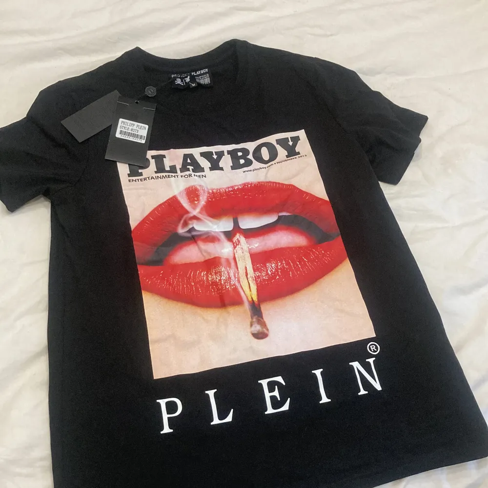 Philip plein x Playboy tshirt cond 10/10 aldrig använd!  Inget kvitto därav priset, bud vid snabb affär. Storlek M men mer som en Xs/S . T-shirts.