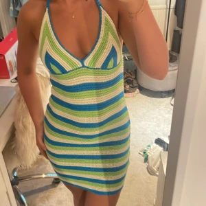 Randig klänning  - Superfin randig virkad klänning aldrig använd! Från asos 