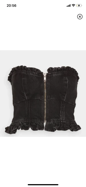 Topshop topp - Så snygg och cool jeanstooo från topshop. Den är i storlek 36 så passar bra på xs-s. Den är som ny. Kom med egna prisförslag.