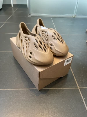 Yeezy foam runner - Storlek 39 (små i storleken) skick 10/10 helt nya med tags fortfarande på. Kommer med boxen. Kan frakta eller mötas upp.