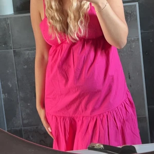 BikBok klänning - Helt nu klänning från bikbok, använd en gång💕💕 