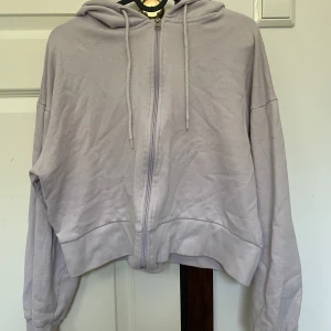 Cropped sweater - Cropped pastellila sweater, sitter jättefint men jag använder den inte så säljer det!