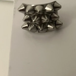 Edblad ring  - Den är inte så gammal ser ganska ny ut o inget är fel med den men vill byta till guld så säljer den men om de är någpn som har guld o vill byta så skriv till mig annars säljer jag 