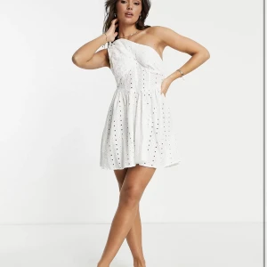 One shoulder cupped broderie dress - Helt oanvänd klänning från asos, ligger fortfarande i förpackning. Säljer pga att jag köpte flera klänningar till studenten men valde en annan. Köpt för 449kr men är nu slutsåld.