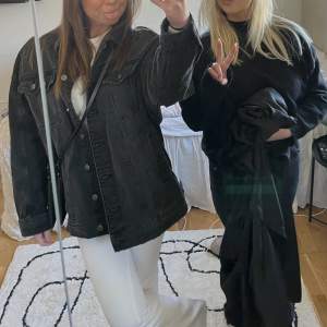 Säljer denna snygga jeansjacka från zara som är i asvaltssvart och oversized!! Använd fåtal gånger. Fler bilder finns😘  