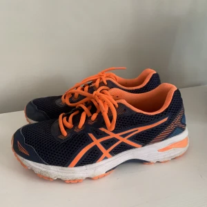 Löparskor - Ett par löparskor i superbra skick. Säljer för de inte passar mig. De är i storlek 37, men sitter mer som 36. Model GT-1000