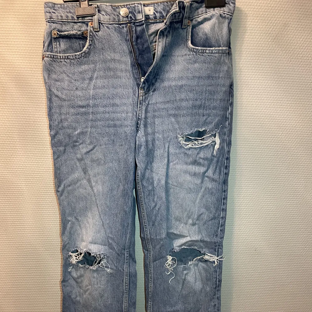 Jeans med hål från Gina tricot , användt fåtal gånger och i bra skick, nypris 499. Jeans & Byxor.