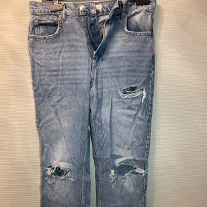 Jeans med hål från Gina tricot , användt fåtal gånger och i bra skick, nypris 499