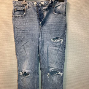 Jeans med hål - Jeans med hål från Gina tricot , användt fåtal gånger och i bra skick, nypris 499