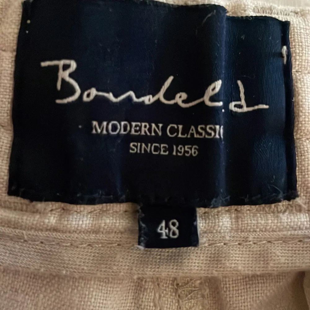 Säljer min linne byxor som jag har växt ut Skick 8/10 Väldigt sköna nu för sommaren Ordinarie pris 800. Jeans & Byxor.