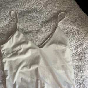 Vitt fint linne - Fint basic vitt linne från BikBok. Storlek xs, men passar S också 💞