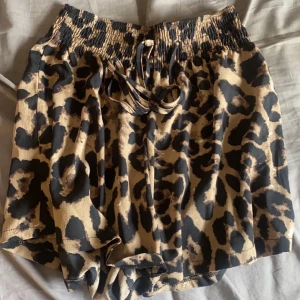 Leopardshorts - Snygga leopardshorts med snörning
