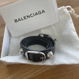 Balenciaga armband  - Säljer nu snygga balenciaga armband! 💕 har kvitto, äkthetsbevis och även lådan till armbandet kvar. 