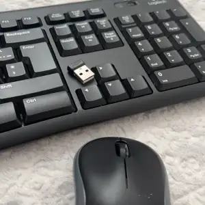 Keyboard, mus och usb till datorn, eller annat. Fungerar jättebra (är testad).