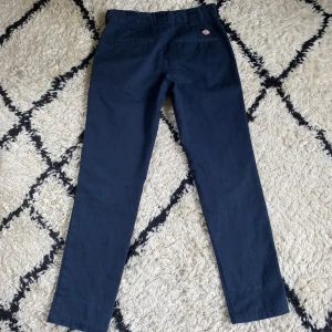 Dickies byxor  - Ett par najs och fina dickies byxor använda några någer men det är riktigt najs ändå. Pris kan diskuteras 