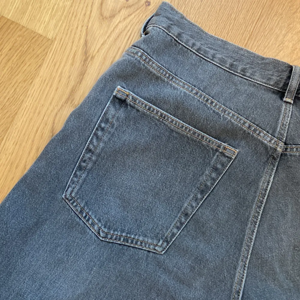Gråa jeans från weekday i storlek 33/32. Jensen är knappt använda och är i bra skick. . Jeans & Byxor.