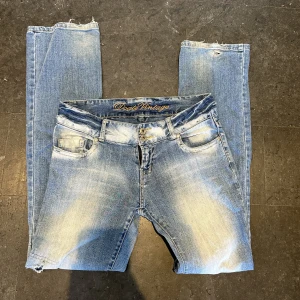SECOND HAND JEANS 🩵 - DRÖMJEANSEN!! Dessvärre är storleken utsuddad men de sitter perfekt på mig som vanligtvis har 34a! Innerbenslängden är 83 och midjemåttet 39. Försten till kvarn. Dessa kommer säljas snabbt så klicka på köp nu så är de dina direkt 💙