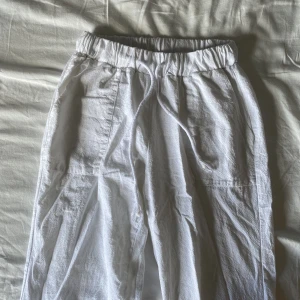 Fina linnebyxor  - Säljer denna jätte fina linnebyxor som är köpta här på plick, dem passar mig perfekt i längden och jag är ca 1,65 cm lång. Jag har sprättat upp dem där nere så dem skulle passa. Annrs jätte fint skick. Tryck ej på köp nu knappen. 