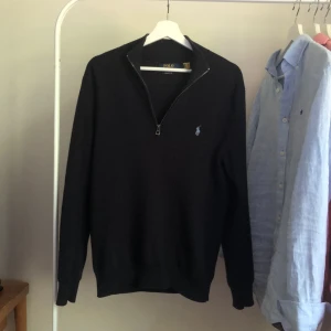 Halfzip Ralph lauren  - Säljer nu denna trendiga halfzip från Ralph lauren! Jättefint skick och inte mycket använd! Halfzipen är mörk marinblå även fast den kanske ser svart ut på bilden. Hör av er om ni har frågor!